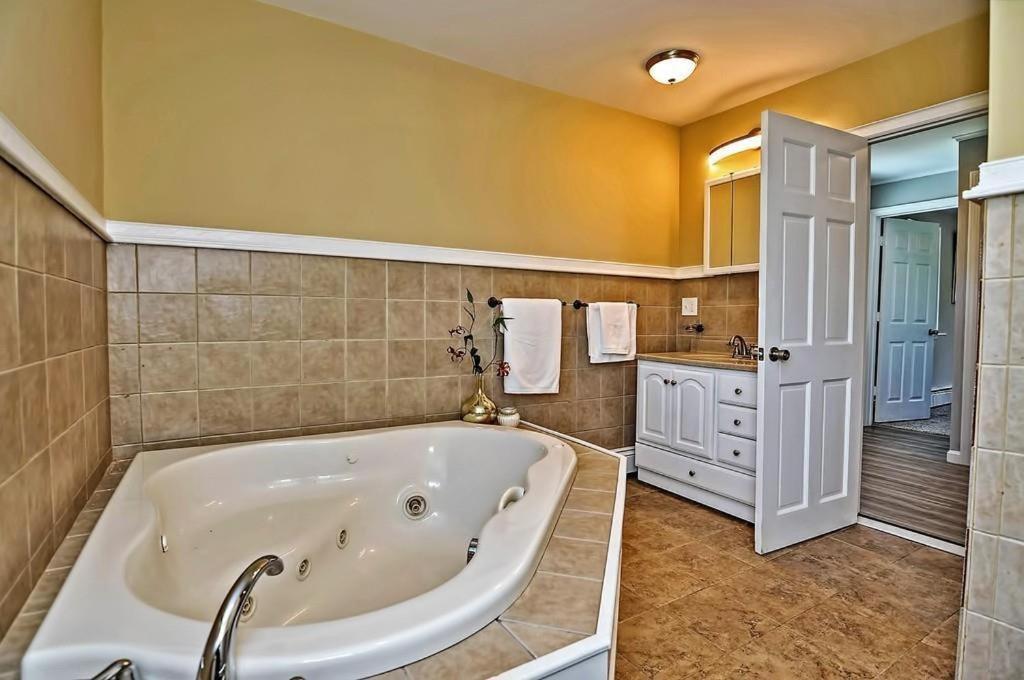 Charming Cottage Historic Falmouth Cape Cod Near Beach And Downtown 2Br 1Bath Deck Exterior foto